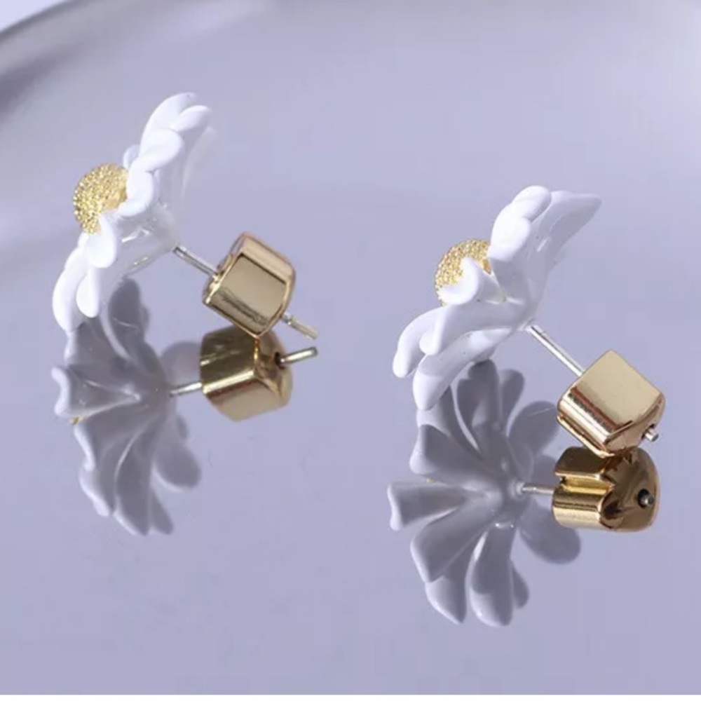 🌼 kate spade Daisy Stud Earrings - Picture 6 of 7